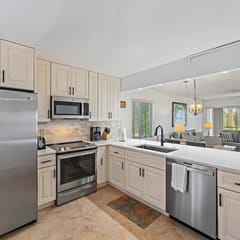 Spacious 2BR 2BA apartment close to the beach