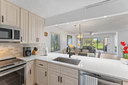 Spacious 2BR 2BA apartment close to the beach