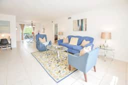 Walk to the beach 2BR 2BA 1300SF