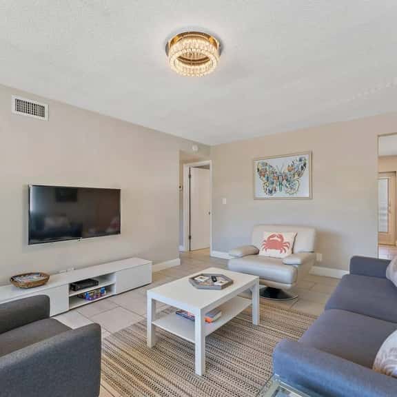 2BR 1BA Renovated Beach Apt in a Small Building - Image 1