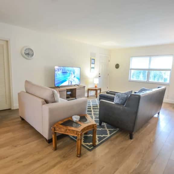 2BR 2BA Large Beach Apartment with Screened Patio - Image 1