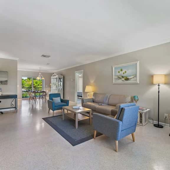 2BR 2BA Updated Beach Apt with Screened Patio - Image 1