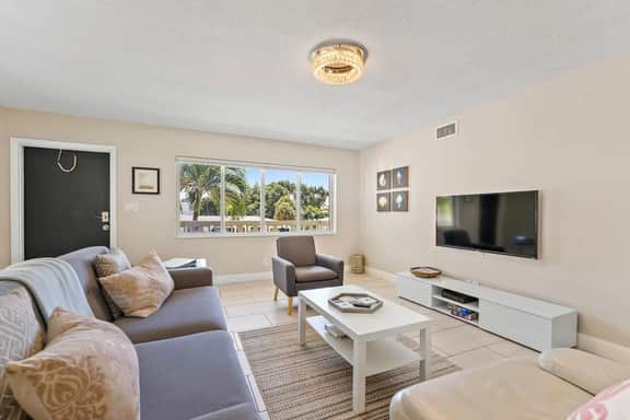 2BR 1BA Renovated Beach Apt in a Small Building