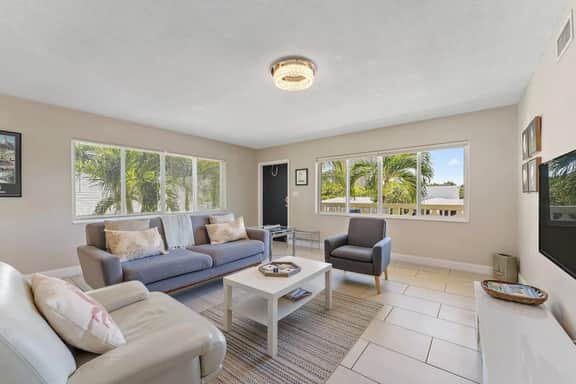 2BR 1BA Renovated Beach Apt in a Small Building