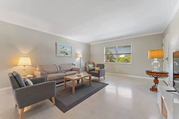 2BR 2BA Updated Beach Apt with Screened Patio