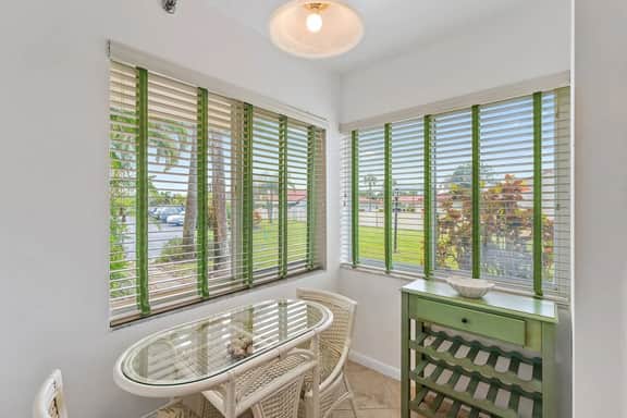 Spacious 2BR 2BA apartment close to the beach