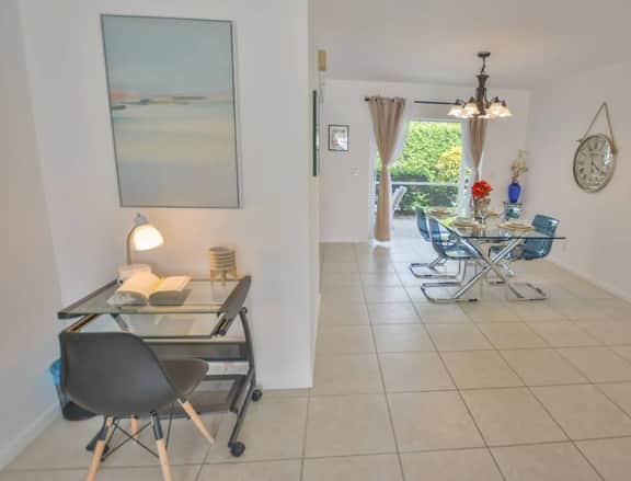Walk to the beach 2BR 2BA 1300SF