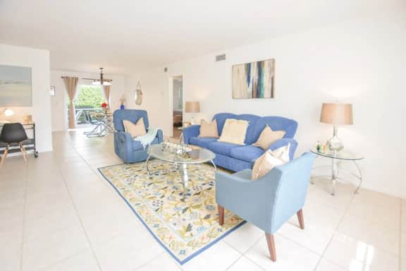Walk to the beach 2BR 2BA 1300SF