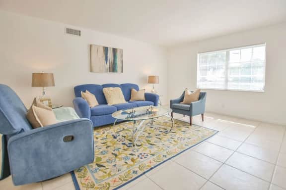 Walk to the beach 2BR 2BA 1300SF