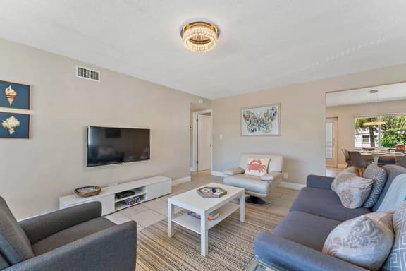 2BR 1BA Renovated Beach Apt in a Small Building