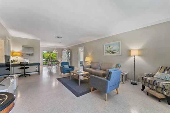 2BR 2BA Updated Beach Apt with Screened Patio