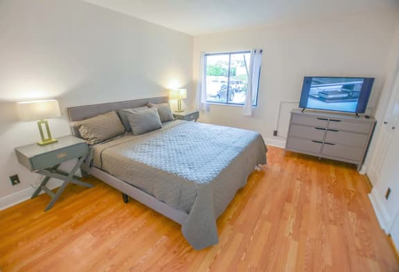 Beautiful 1st floor beach Jupiter condo on canal