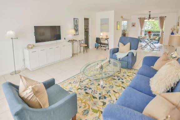 Walk to the beach 2BR 2BA 1300SF